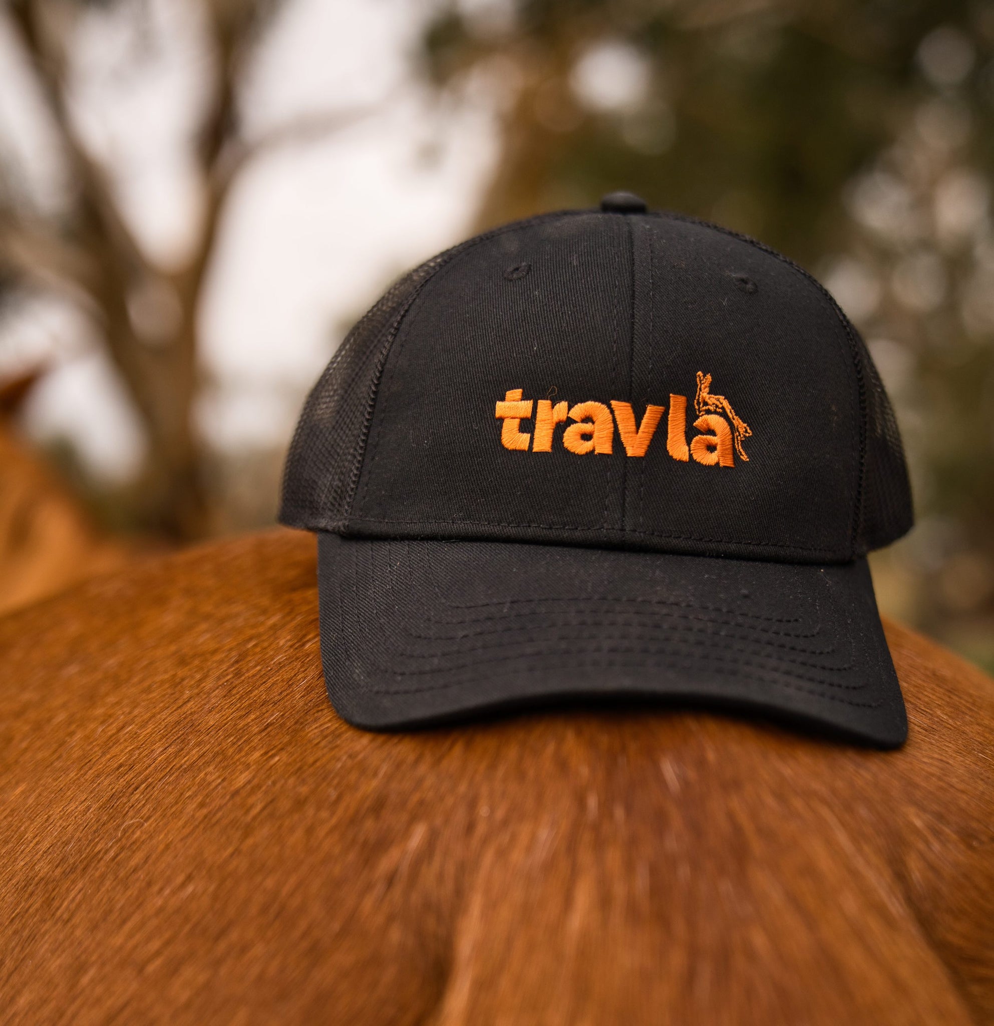 travla mesh logo black-snapback on horse